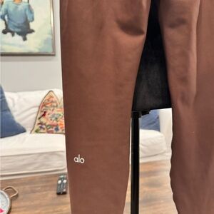 ALO Yoga Chocolate Joggers 7/8 xs worn once, color brownstone